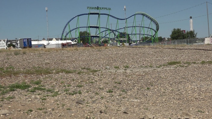 Blick auf die Achterbahn der Düsseldorfer Rheinkirmes 