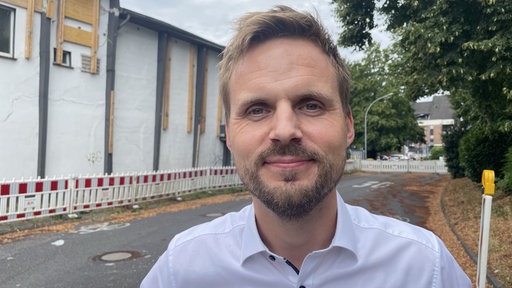 Tim Irion, Nahaufnahme vor der gesperrten Straße
