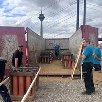 Der Aufbau der Feuerwerke im Inneren des Containers.
