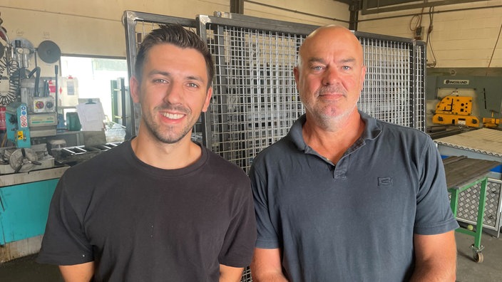 Gerhard Kohnen und Jonas Kohnen in ihrem Metallbetrieb.