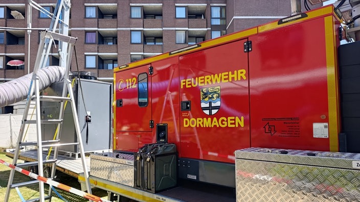 Mobile Klimaanlage der Feuerwehr Dormagen vor einem Seniorenheim