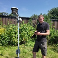Landwirt Josef Joppen steht neben der Wetterstation auf seinem Grundstück.