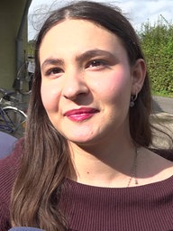 Auf dem Bild sieht man Kawsar Al-Dehen. Eine junge Frau aus dem Libanon