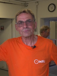 Auf dem Foto sieht man Achim Dohmen, Ehrenamtlicher Fahrradschrauber