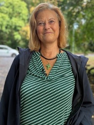 Claudia Peeters lächelt in die Kamera.