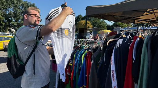 Mirco Schwoll sieht sich ein Trikot genau an.
