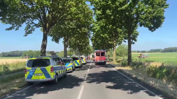 Der Unfallort mit viel Polizei, Krankenwagen und Seelsorgern.