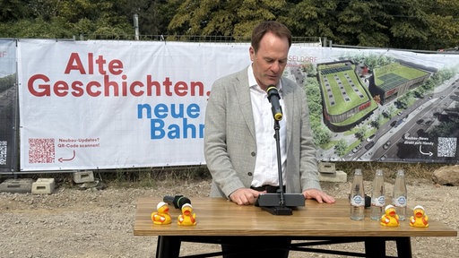 Oberbürgermeister Stephan Keller hält eine Rede zum Baubeginn des Schwimmbades.