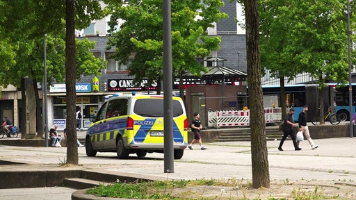 Ein Polizeiauto auf dem Berliner Platz in Wuppertal Oberbarmen