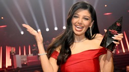Rose Mondy präsentiert ihre Auszeichnung zur Miss Germany 2026