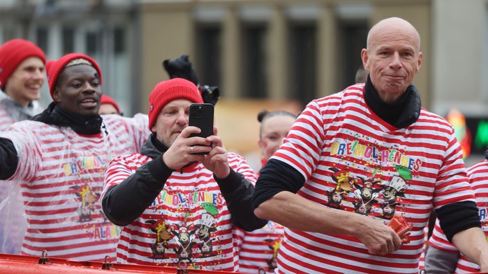 Ragnar Ache, Lukas Kwasniok und Jörn Stobbe, nehmen am Rosenmontagszug in Köln teil