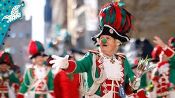 Karneval 2026 NRW: Verkleidete Jecken laufen durch eine Straße