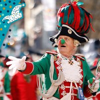 Karneval 2026 NRW: Verkleidete Jecken laufen durch eine Straße