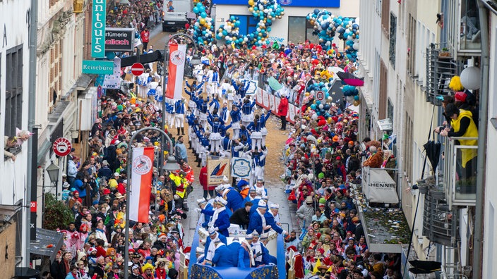 Kölner Rosenmontagszug zieht durch die Severinstraße