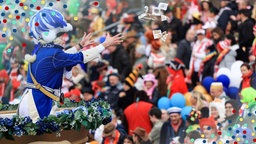 Ein Karnevalist wirft Süßigkeiten ins Publikum, Rosenmontagszug Köln