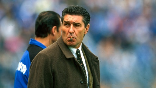 Schalke Manager Rudi Assauer und Trainer Huub Stevens im Hintergrund 