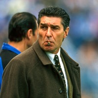 Schalke Manager Rudi Assauer und Trainer Huub Stevens im Hintergrund 