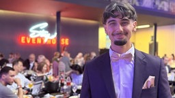 Gelsenkirchener Abiturient Enes lächelnd auf seinem Abiball