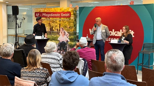 Viele Menswchen schauen dem WDR-Stadtgespräch live zu