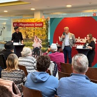Viele Menswchen schauen dem WDR-Stadtgespräch live zu