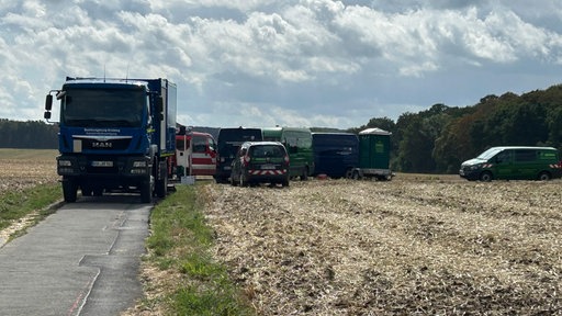 Mehrere Einsatzwägen stehen an der Bombenfundstelle in Bochum