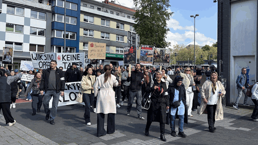 Viele Demonstranten/-innen laufen mit Plakaten durch die Stadt 