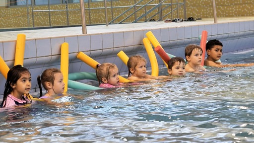 Kinder stehen in einem Nichtschwimmerbecken in Dortmund.
