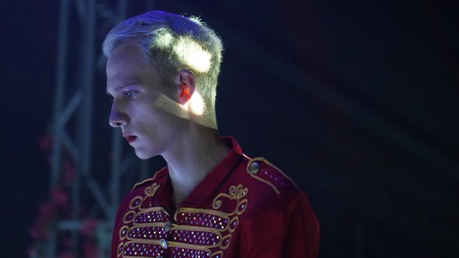Nico Frick schaut nachdenklich in die Manege