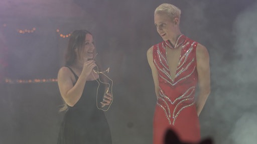 Die Poletänzerin Sabrina feiert Nico am Ende seiner Show in der Manege