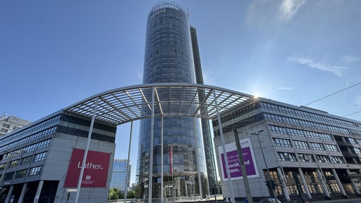 Der Evonik-Tower, von unten fotografiert, ragt in den Himmel.