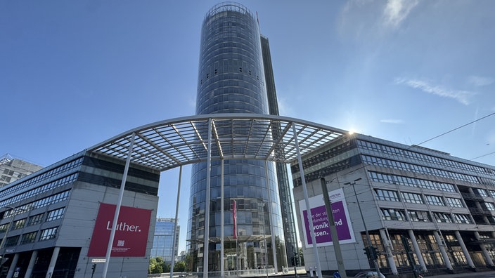 Der Evonik-Tower, von unten fotografiert, ragt in den Himmel.