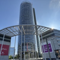 Der Evonik-Tower, von unten fotografiert, ragt in den Himmel.