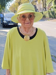 Fußgängerin Uschi Völker lächelt in die Kamera