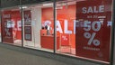 Viele rote Sale-Schilder hängen in einem Fenster einer Galeria-Filiale