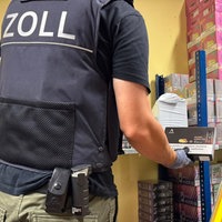 Ein Zollbeamter schaut sich Vapes an.