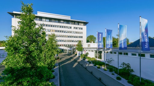 Außenansicht des evangelischen Krankenhauses in Herne an einem sonnigen Tag.