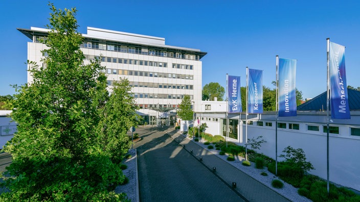Außenansicht des evangelischen Krankenhauses in Herne an einem sonnigen Tag.