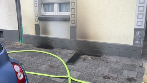 Schwarzer Rauch zieht aus den Kellerfenstern