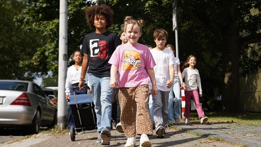 Die Kreativ Kids laufen mit ihrem Einkaufstrolley zur Kamera.