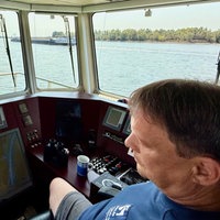 Schiffsführer Andé Bruins schaut am Ruder des WSA-Arbeitsbootes "Emmerich" auf den Rhein