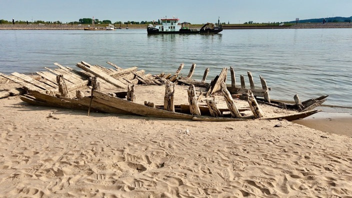 Schiffswrack der "De Hoop", dahinter auf dem Rhein das WSA-Arbeitsboot "Emmerich"