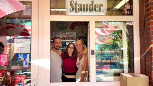 Anja und Andreas Grigoleit mit Tochter in ihrem Kiosk, der "Trinkhalle Bläser" in Essen