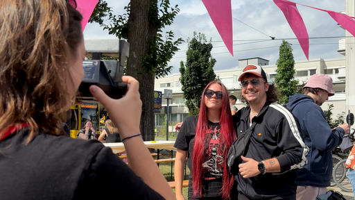 Comedian Ryko lässt sich mit Fans fotografieren