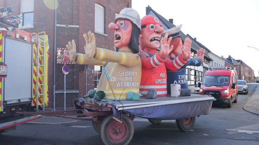 Der Mottowagen der Feuerwehr Herne wird abgeholt für die Cranger Kirmes.