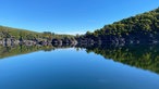 Rursee in der Eifel mit blauem Himmel und Wald