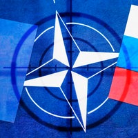 Die Fahnen von EU und Russland auf NATO-Fahne mit Fadenkreuz