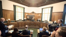Die Richter des 11. Zivilsenats sitzen vor der Verhandlung zur Sammelklage gegen Meta im Oberlandesgericht in Hamburg