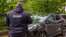 Das Ordnungsamt schreibt einem Falschparker einen Strafzettel