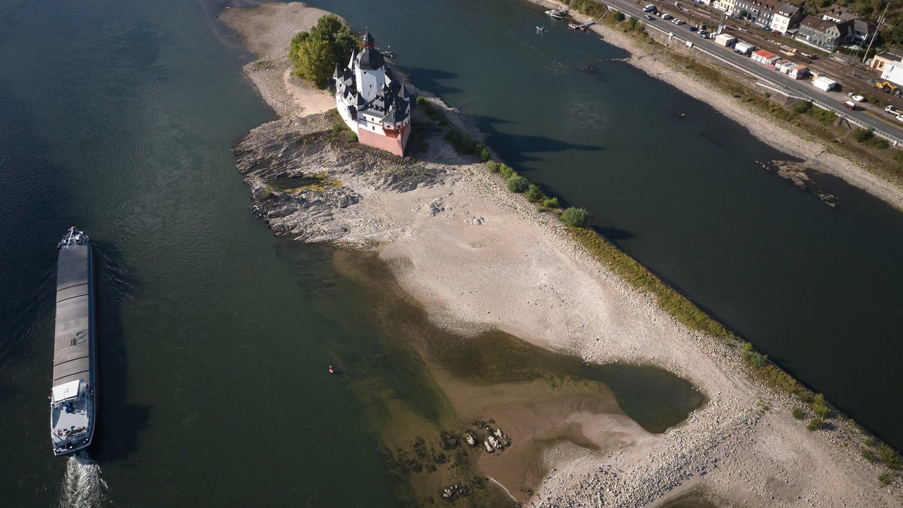 In der Mitte eines Flusses ist eine Sandbank zu sehen im rheinland-pfälzischen Kaub