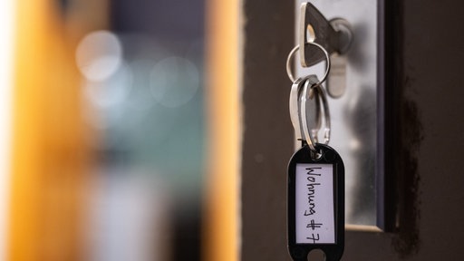Ein Schlüssel steckt in einer Wohnungstür
